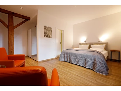 Tagungshotels - Portier: kein Portier - Unser angeschlossenes Hotel verfügt über 14 individuelle Zimmer mit Blick ins Tal, auf den Hotelteich oder in den historischen Innenhof - Hofgut Battenberg/ Pfalz