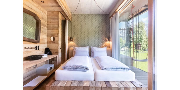 Tagungshotels - Beamer und Leinwand - Alpine Zimmer mit großzügigen Fenstern für Erholung nach dem Event und Meeting  - Hotel SEPP - Alpin Boutique Hotel - Adults Only