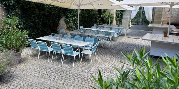 Tagungshotels - Abhörsicher: Einzelne Räume - Innenhof welcher beim Bühnenraum dabei ist. - Die Schankwirtschaft im Augarten