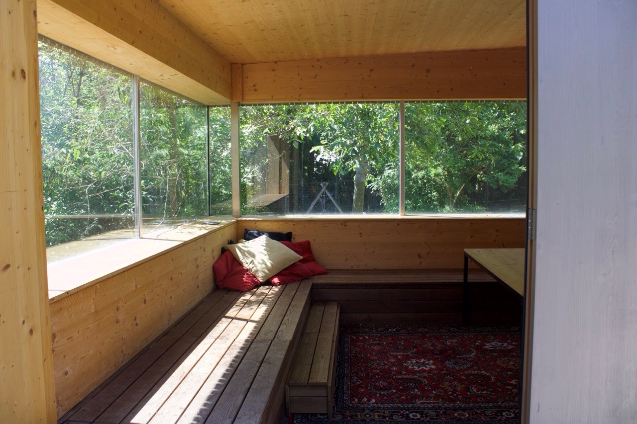 AUBERGiNE Räume Holzhaus mit einklappbarer Wand