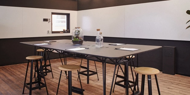 Tagungshotels - Hamburg-Stadt (Hamburg, Freie und Hansestadt) - Der Stehtisch kann frei bewegt werden, z. B. um eine Freifläche für kreatives Arbeiten zu schaffen. - Rainhaus