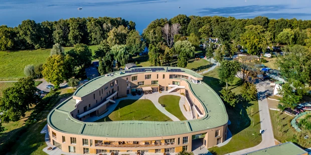 Tagungshotels - Beamer und Leinwand - Außenansicht des 360° - 360° by teamgeist