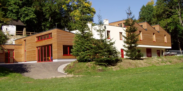 Tagungshotels - Wienerwald - Haus Säge, 36 Betten in 2-6-Bett-Zimmern, 1 Semiar-/Aufenthaltsraum - Pfadfinder*innen Österreich - Bundeszentrum Wassergspreng