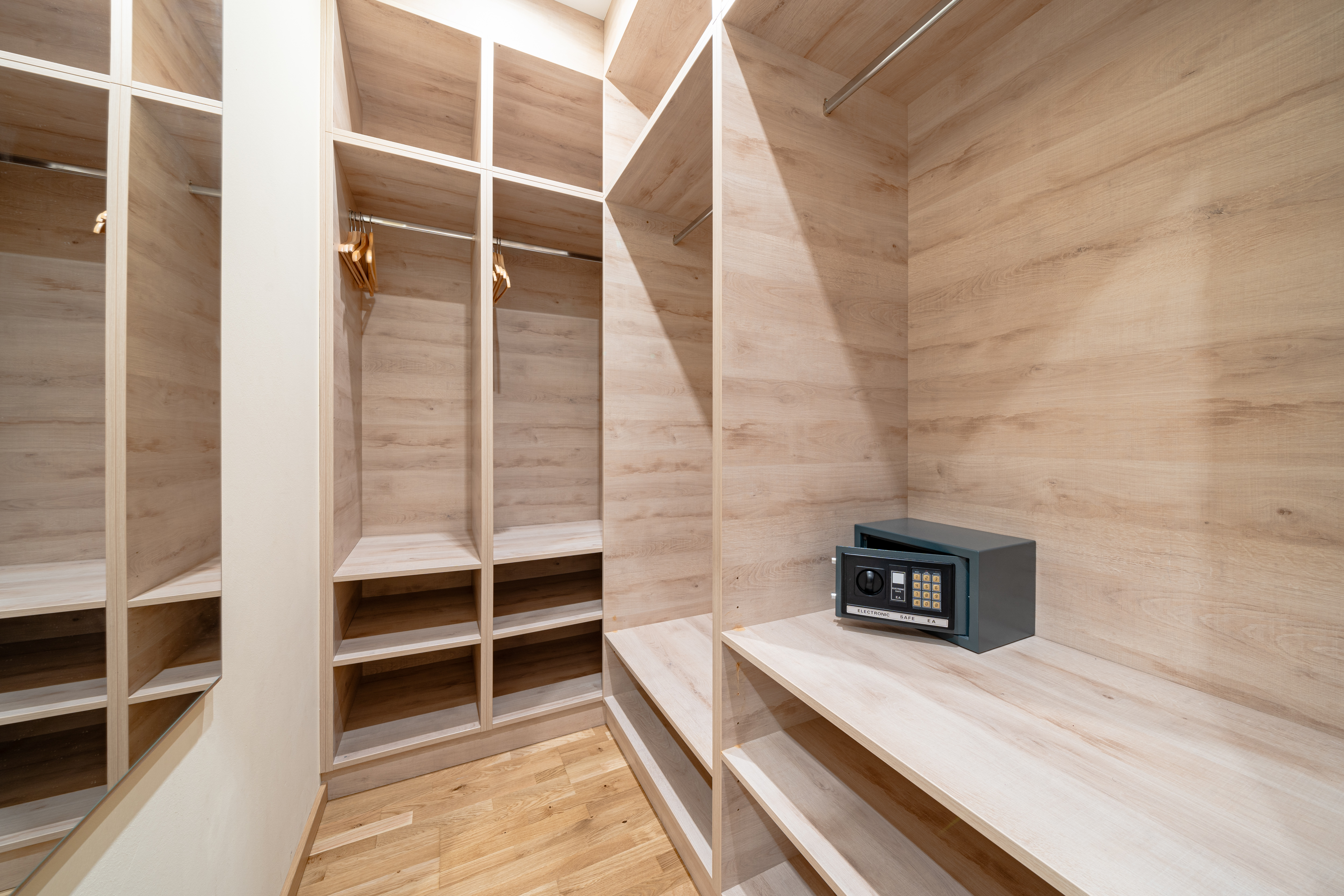 Seminarraum: Kleiderschrank - Hotel & Restaurant Schachenwald