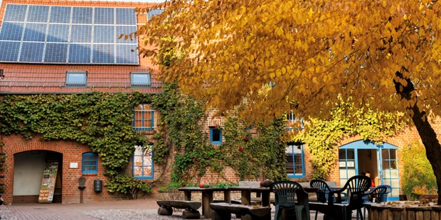 Tagungshotels - Beamer und Leinwand - Gemütlicher Innenhof mit vielen Sitzgelegenheiten - Seminarbauernhof Groß Briesen