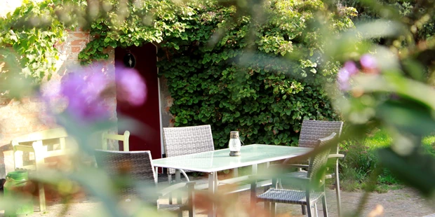 Tagungshotels - Beamer und Leinwand - Terrasse Ferienwohnung, separat mietbar - Seminarbauernhof Groß Briesen