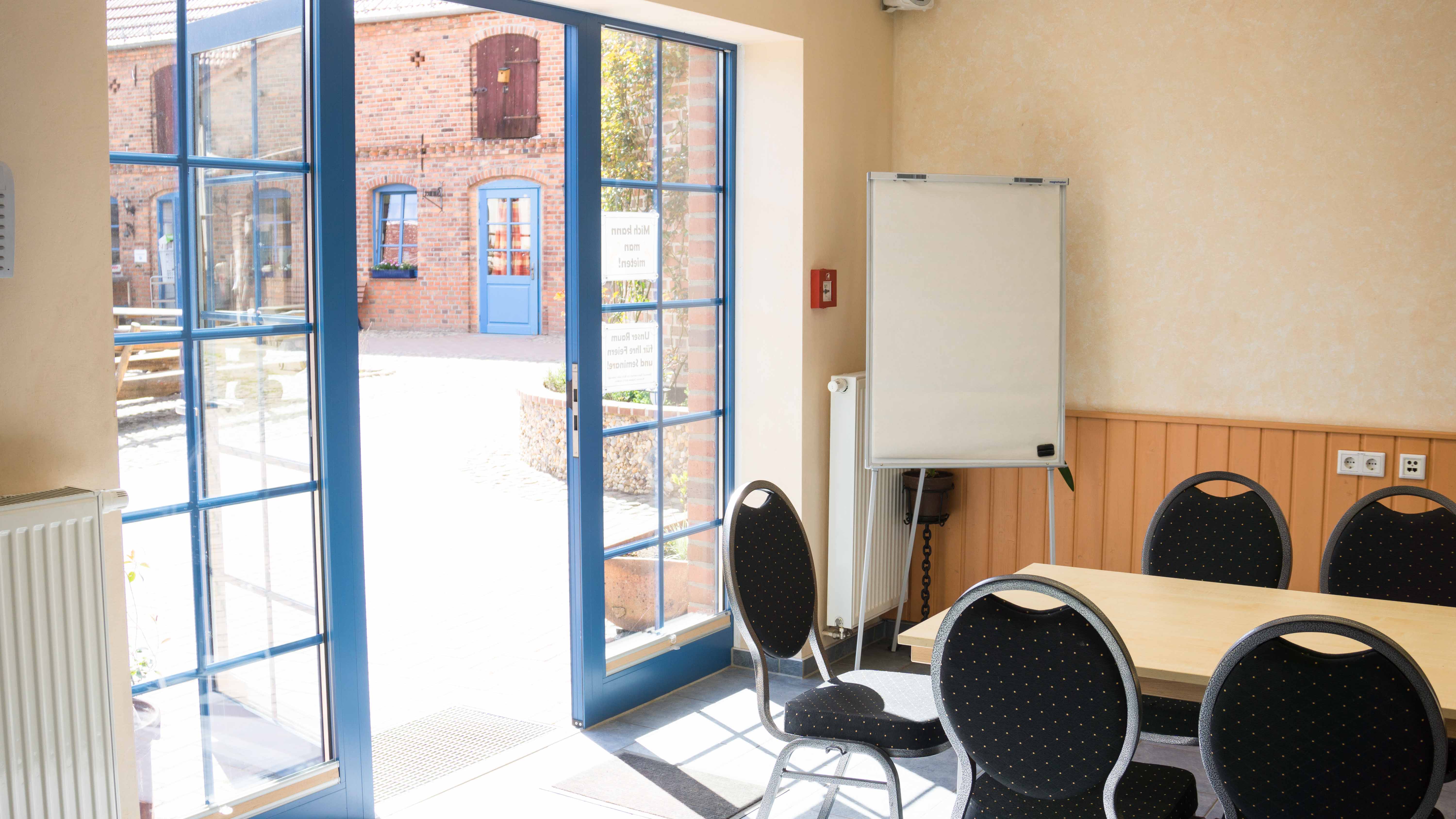 Seminarraum: Möglichkeiten Seminarraum, Blick in den gemütlichen Innenhof  - Seminarbauernhof Groß Briesen 