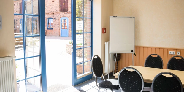Tagungshotels - Beamer und Leinwand - Möglichkeiten Seminarraum, Blick in den gemütlichen Innenhof  - Seminarbauernhof Groß Briesen