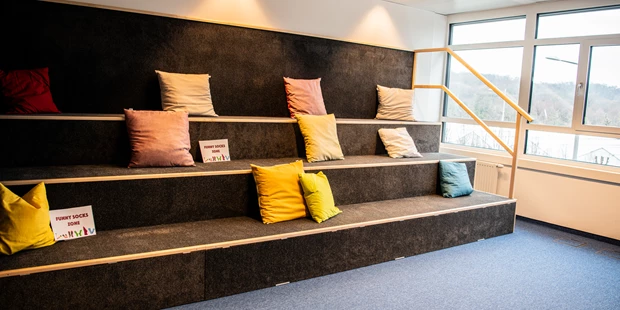 Tagungshotels - Beamer und Leinwand - The Stairs - Perfekte Seminarräume für Workshops, Meetings und Events – DREHM Pharma