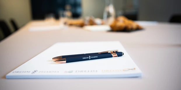 Tagungshotels - Beamer und Leinwand - The Event Room - Perfekte Seminarräume für Workshops, Meetings und Events – DREHM Pharma