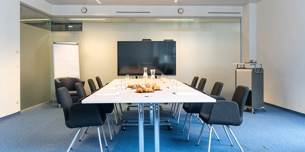 Tagungshotels - Beamer und Leinwand - The Event Room - Perfekte Seminarräume für Workshops, Meetings und Events – DREHM Pharma