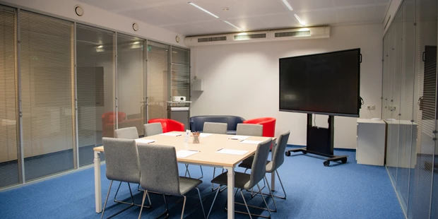 Tagungshotels - Beamer und Leinwand - The Aquarium: - Perfekte Seminarräume für Workshops, Meetings und Events – DREHM Pharma