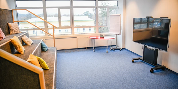Tagungshotels - Beamer und Leinwand - The Stairs - Perfekte Seminarräume für Workshops, Meetings und Events – DREHM Pharma