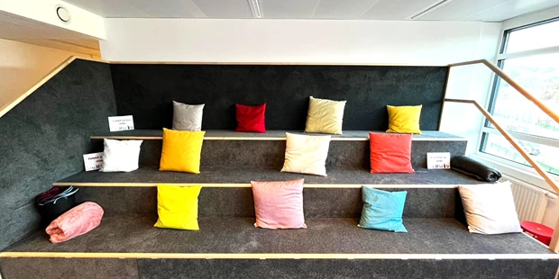Tagungshotels - Beamer und Leinwand - The Stairs - Perfekte Seminarräume für Workshops, Meetings und Events – DREHM Pharma