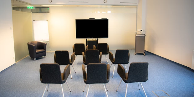 Tagungshotels - Beamer und Leinwand - Perfekte Seminarräume für Workshops, Meetings und Events – DREHM Pharma