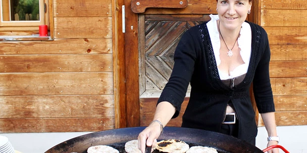 Tagungshotels - Beamer und Leinwand - rustikale hochwertige Verpflegung, eigene prämierte Dirndl Hauben Küche, im Einklang mit der Region - alles BIO - erstes BIO hotel in Österreich , die Dirndl Kulinarik (Regionalfrucht des Tales) ist bekannt und wird hoch geschätzt- es gibt sie auch nur im Dirndltal. Süßspeisen so gesund und doch so schmackhaft.  - Steinschaler Dörfl