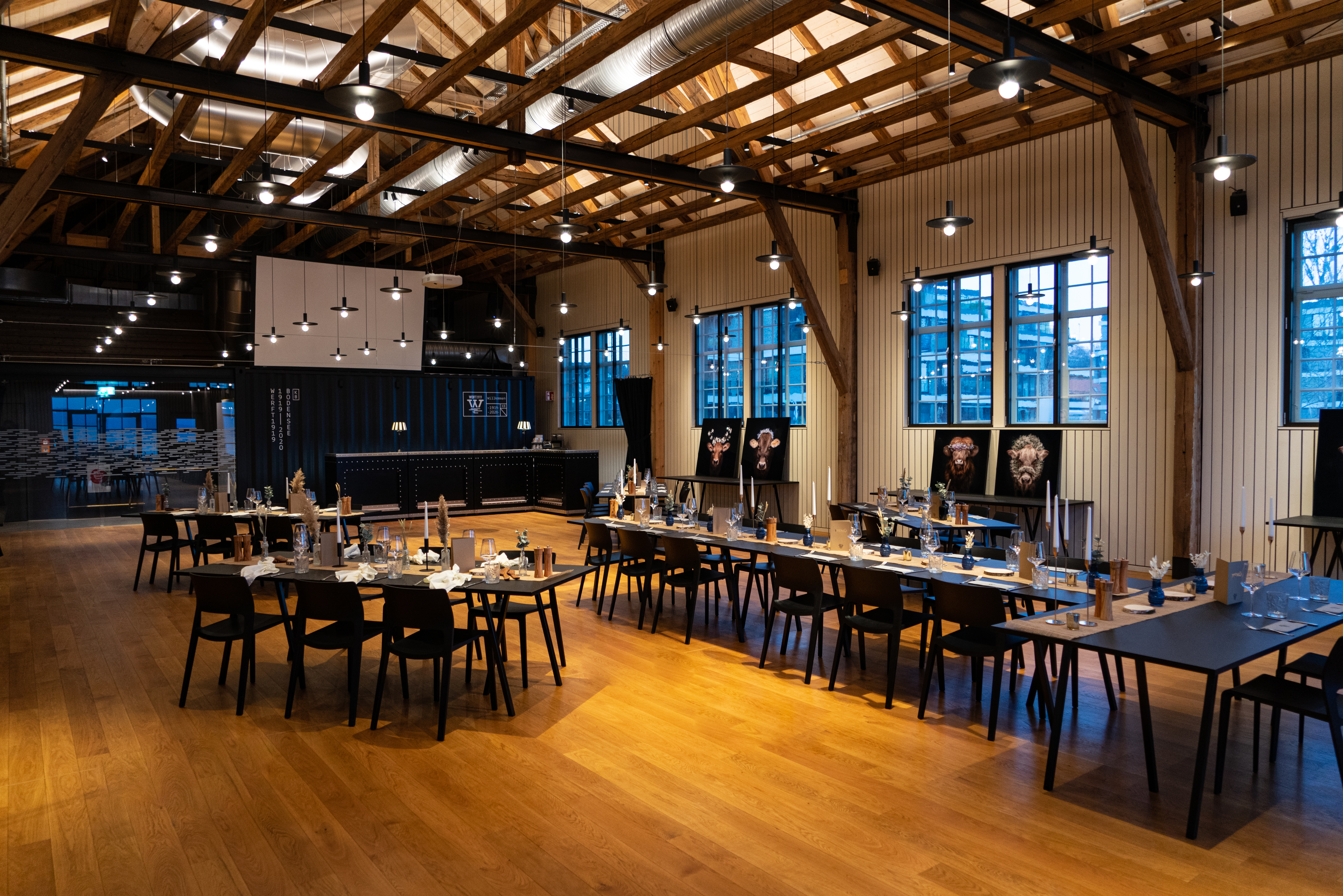 Seminarraum: Werftsaal (ehemals Schreinerei)  
Ein bis zum Giebel geöffneter, lichtdurchfluteter Raum, bodentiefe Fenster mit Blick auf den Bodensee.  - Werft1919