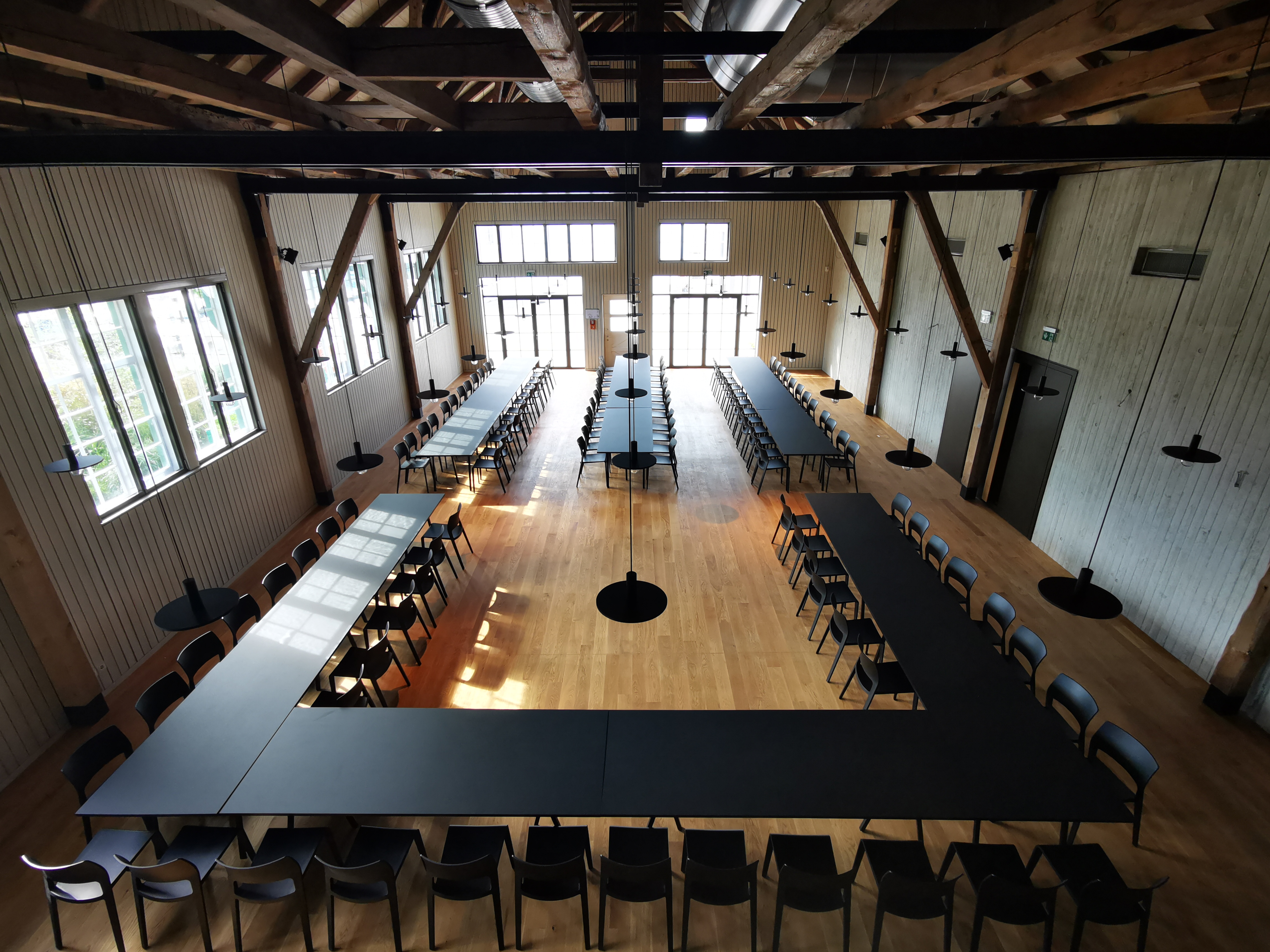 Seminarraum: Werftsaal (ehemals Schreinerei)  - Bestuhlungsvariante 
Ein bis zum Giebel geöffneter, lichtdurchfluteter Raum, bodentiefe Fenster mit Blick auf den Bodensee.  - Werft1919