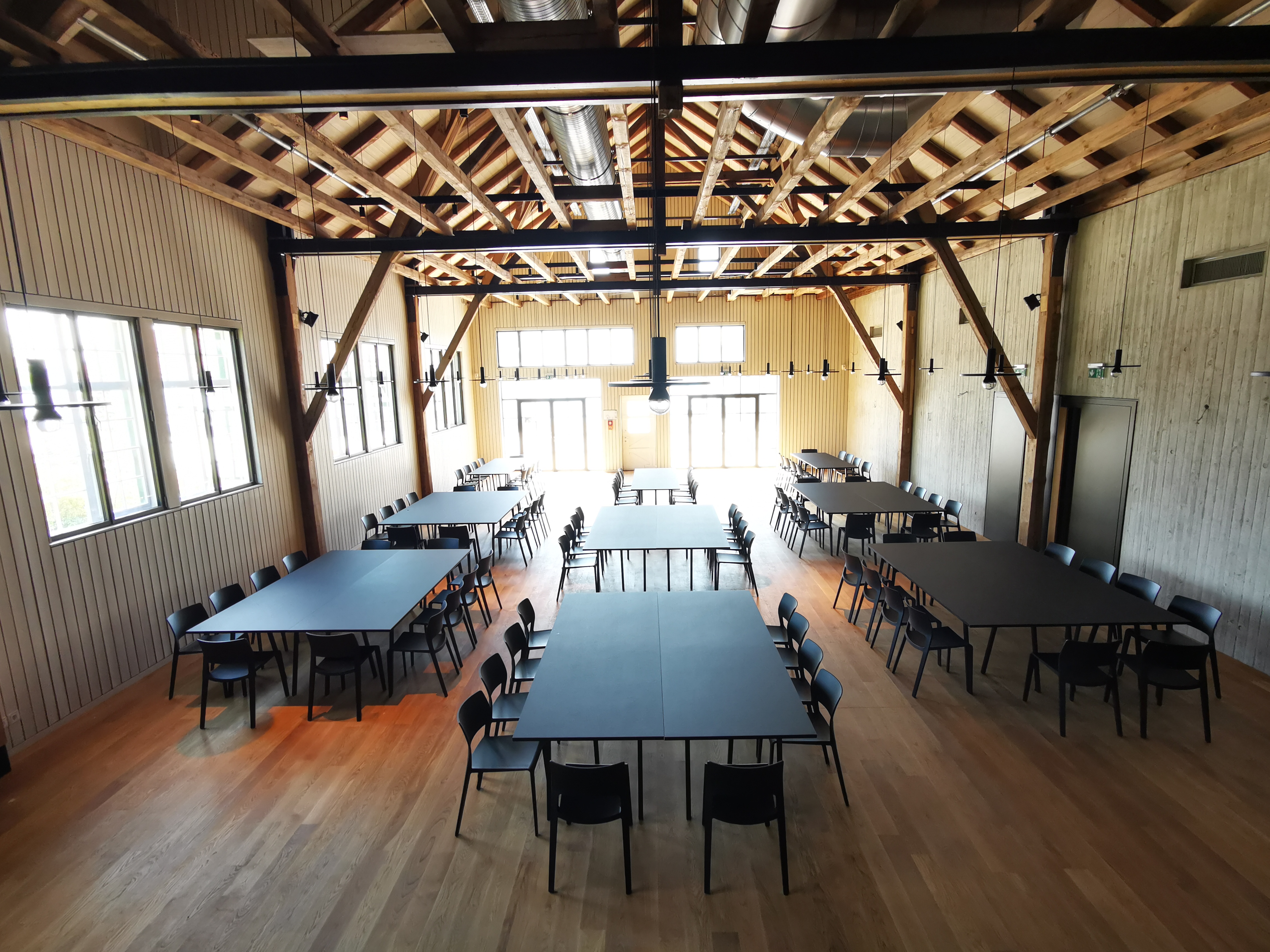 Seminarraum: Werftsaal (ehemals Schreinerei)  - Bestuhlungsvariante   
Ein bis zum Giebel geöffneter, lichtdurchfluteter Raum, bodentiefe Fenster mit Blick auf den Bodensee.  - Werft1919