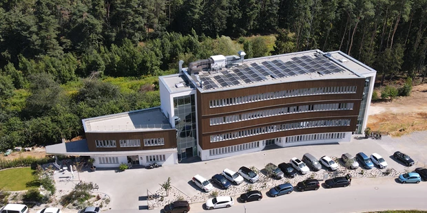 Tagungshotels - Beamer und Leinwand - Außenansicht - moderner & lichtdurchfluteter Seminarraum im Ärztehaus Abensberg