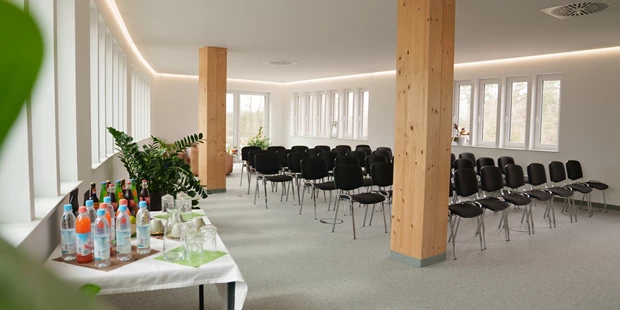 Tagungshotels - Beamer und Leinwand - Seminarraum - moderner & lichtdurchfluteter Seminarraum im Ärztehaus Abensberg