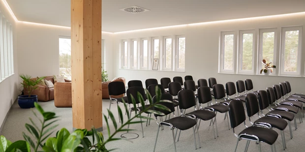 Tagungshotels - Beamer und Leinwand - Seminarraum - moderner & lichtdurchfluteter Seminarraum im Ärztehaus Abensberg