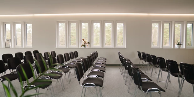 Tagungshotels - Beamer und Leinwand - Seminarraum - moderner & lichtdurchfluteter Seminarraum im Ärztehaus Abensberg
