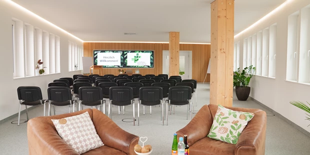 Tagungshotels - Beamer und Leinwand - Seminarraum - moderner & lichtdurchfluteter Seminarraum im Ärztehaus Abensberg