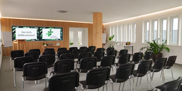 Tagungshotels - Beamer und Leinwand - Seminarraum - moderner & lichtdurchfluteter Seminarraum im Ärztehaus Abensberg