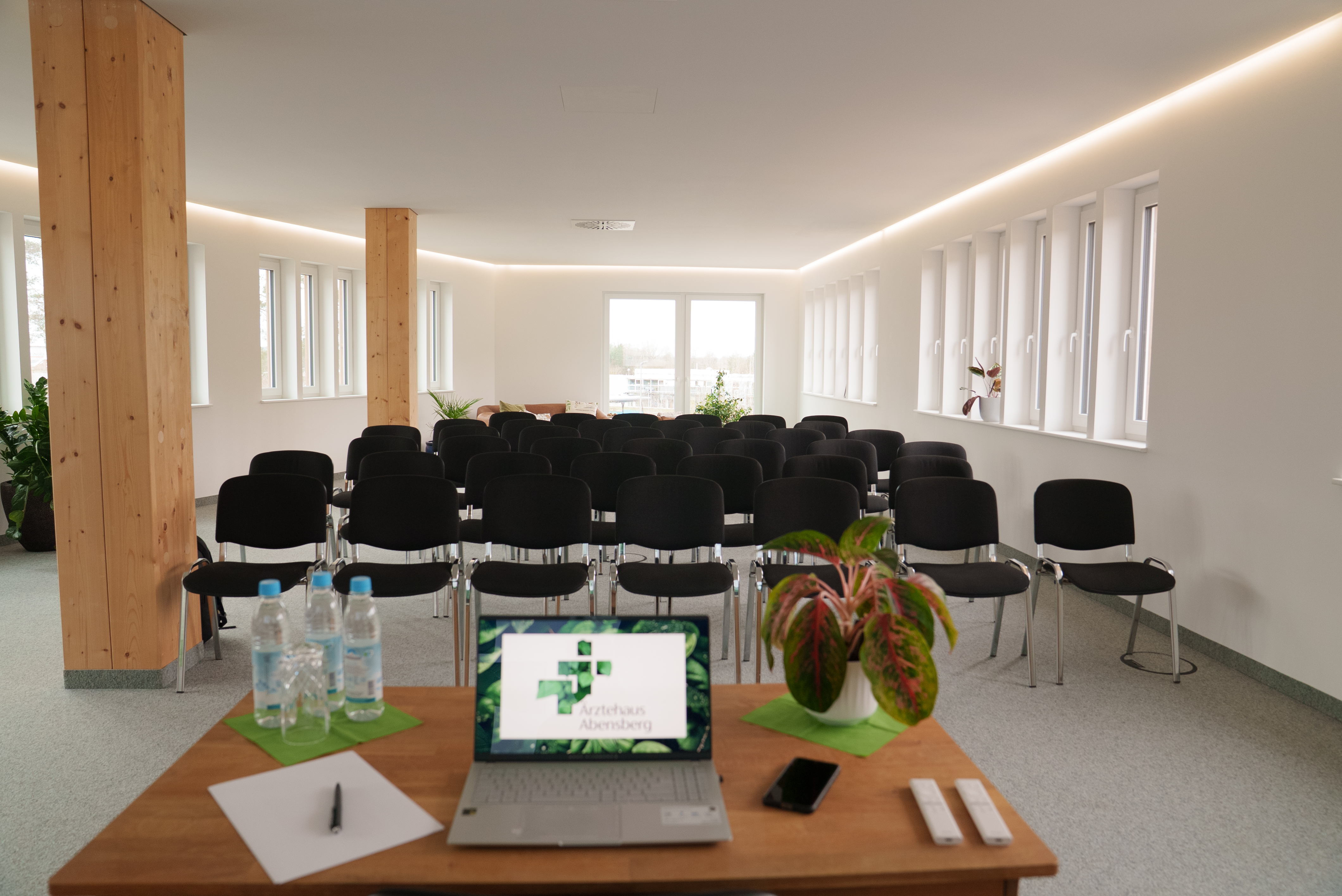 Seminarraum: Seminarraum - moderner & lichtdurchfluteter Seminarraum im Ärztehaus Abensberg