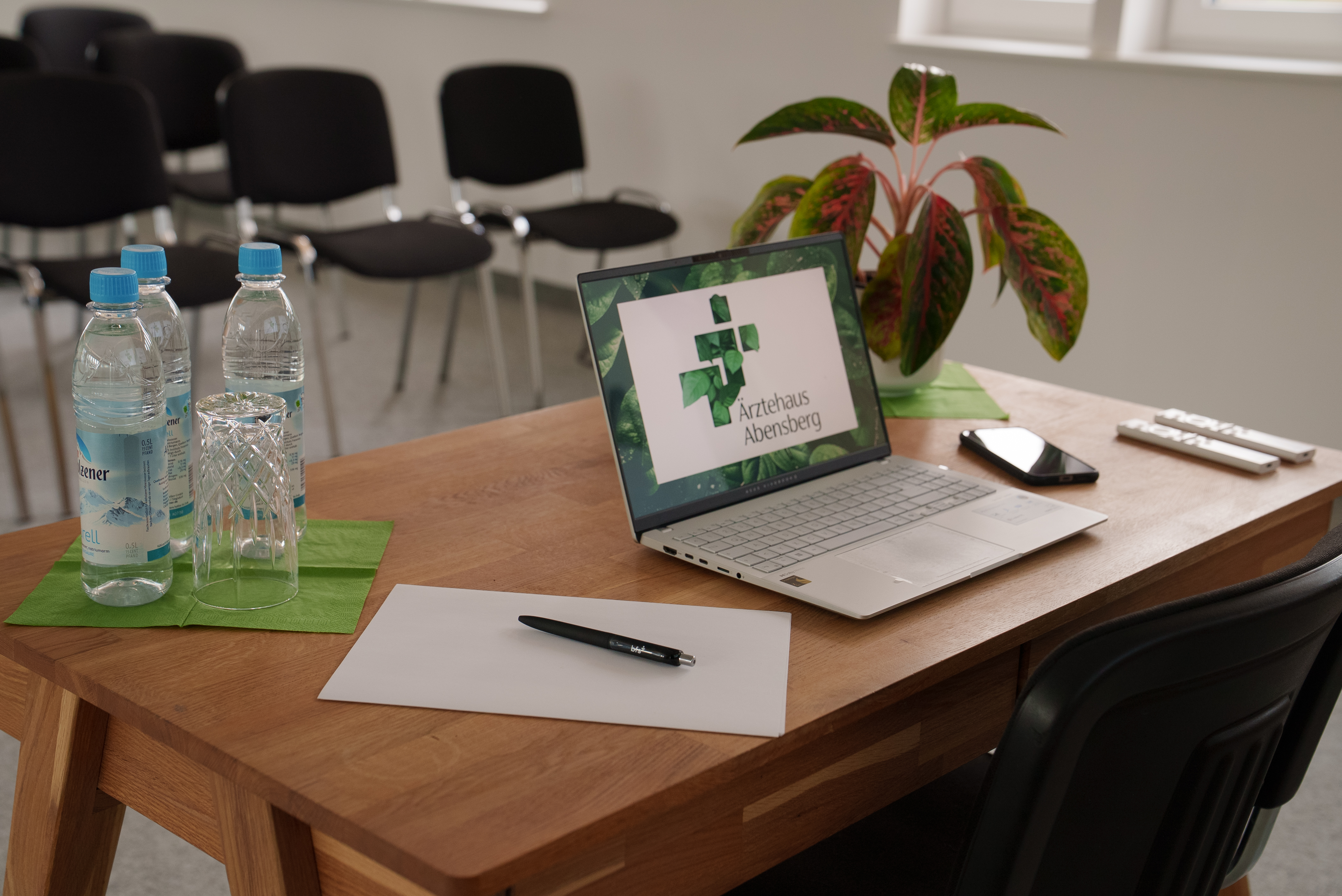 Seminarraum: Seminarraum - moderner & lichtdurchfluteter Seminarraum im Ärztehaus Abensberg