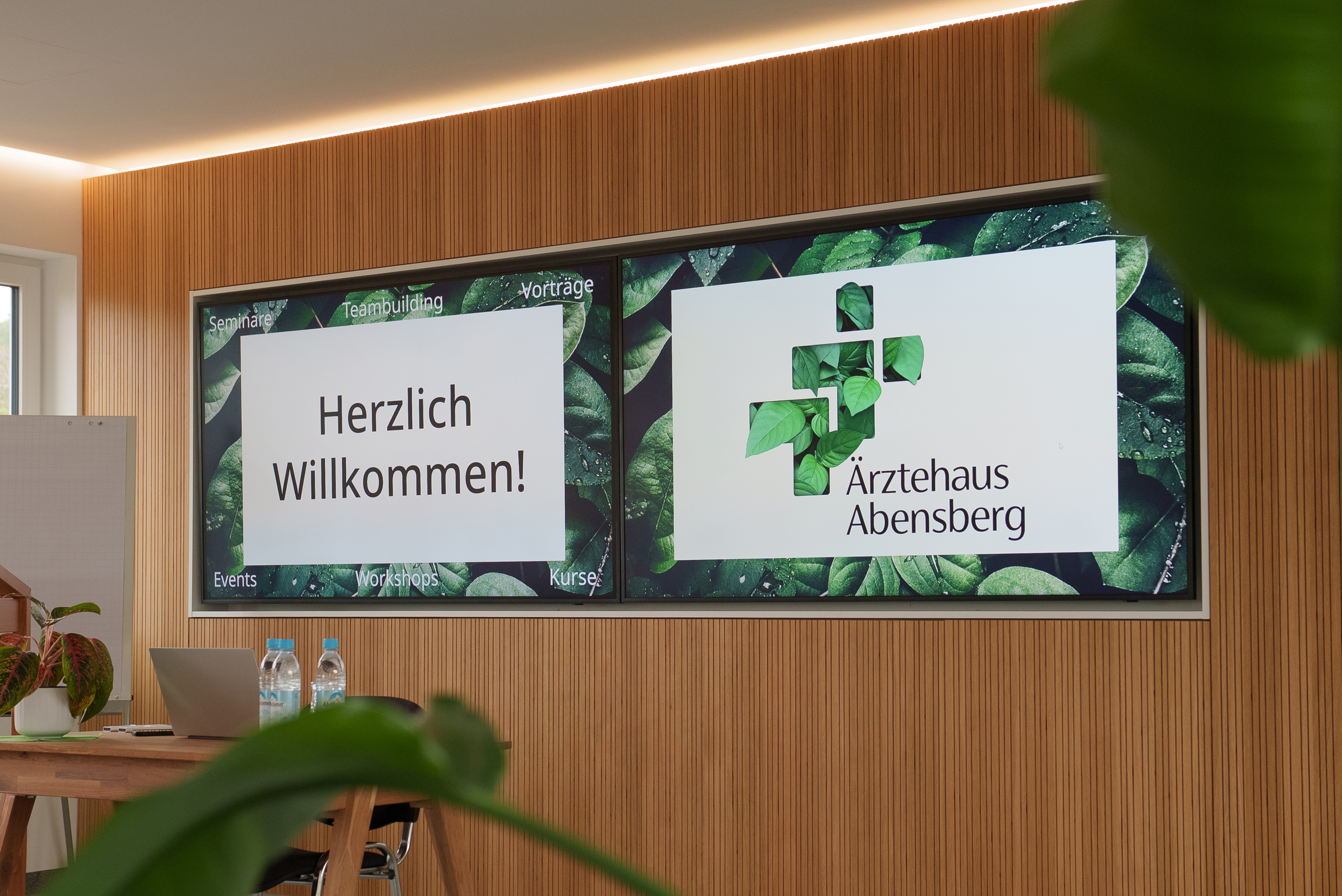 Seminarraum: zwei 85 Zoll TV´s - moderner & lichtdurchfluteter Seminarraum im Ärztehaus Abensberg