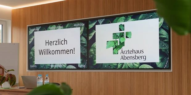 Tagungshotels - Beamer und Leinwand - zwei 85 Zoll TV´s - moderner & lichtdurchfluteter Seminarraum im Ärztehaus Abensberg