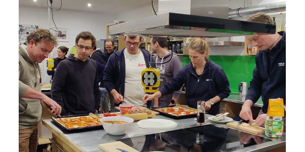 Tagungshotels - Beamer und Leinwand - Die große Selbstversorgerküche – gemeinsames Pizza backen.
 - Seminarlocation nahe der Ostsee „Elme und Horst“.
