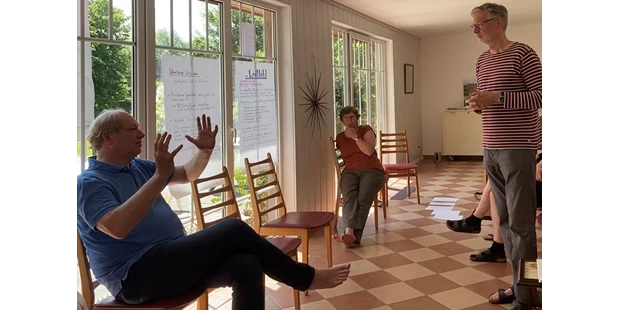 Tagungshotels - Beamer und Leinwand - In Diskussion. - Seminarlocation nahe der Ostsee „Elme und Horst“.