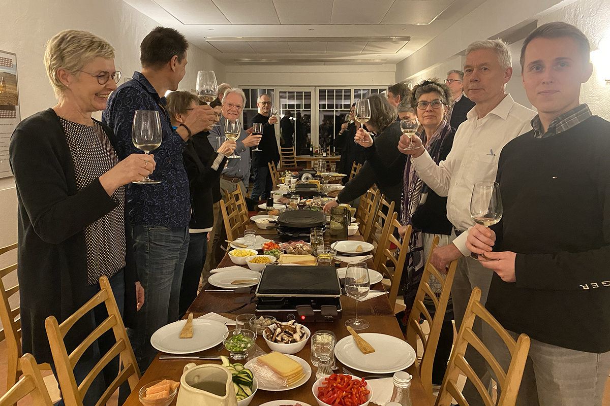 Seminarraum: Gemeinsam an einer langen Tafel. - Seminarlocation nahe der Ostsee „Elme und Horst“.