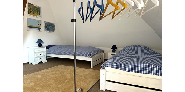 Tagungshotels - Beamer und Leinwand - Ein Dreibett-Zimmer. - Seminarlocation nahe der Ostsee „Elme und Horst“.