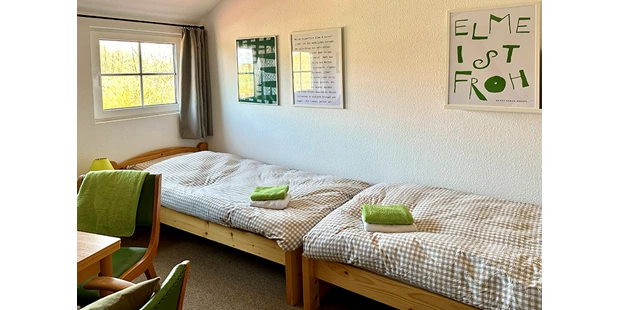 Tagungshotels - Beamer und Leinwand - Einblick in ein Vierbett-Zimmer. - Seminarlocation nahe der Ostsee „Elme und Horst“.