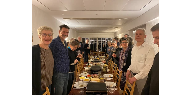 Tagungshotels - Beamer und Leinwand - Eine lange Tafel. - Seminarlocation nahe der Ostsee „Elme und Horst“.