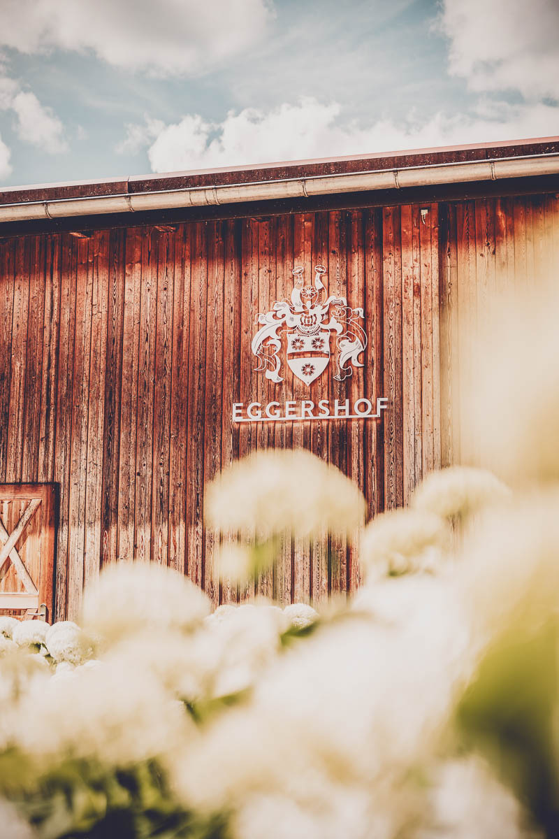 Seminarraum: Die Scheunenwand mit Logo - EGGERSHOF