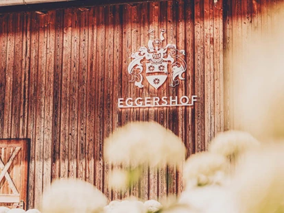 Tagungshotels - Lüneburger Heide - Die Scheunenwand mit Logo - EGGERSHOF