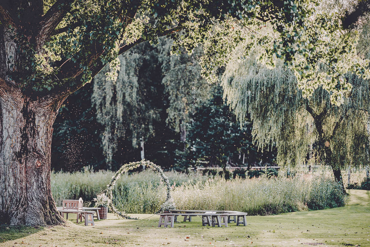 Seminarraum: Unser Hofgarten mit Teich und vielen alten Bäumen - EGGERSHOF