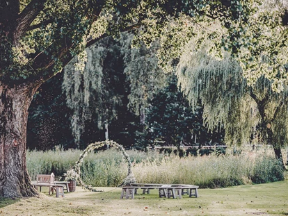 Tagungshotels - Lüneburger Heide - Unser Hofgarten mit Teich und vielen alten Bäumen - EGGERSHOF