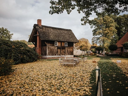 Tagungshotels - Lüneburger Heide - Der alte Reetdachspeicher im Herbst - EGGERSHOF