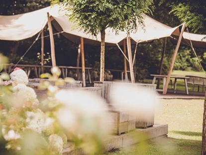 Tagungshotels - Lüneburger Heide - Unser Tarp als Wetterschutz im Garten - EGGERSHOF
