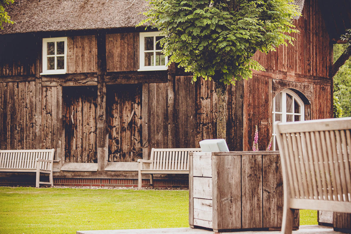 Seminarraum: Sitzecke im Garten mit Blick auf den Reetdachspeicher - EGGERSHOF