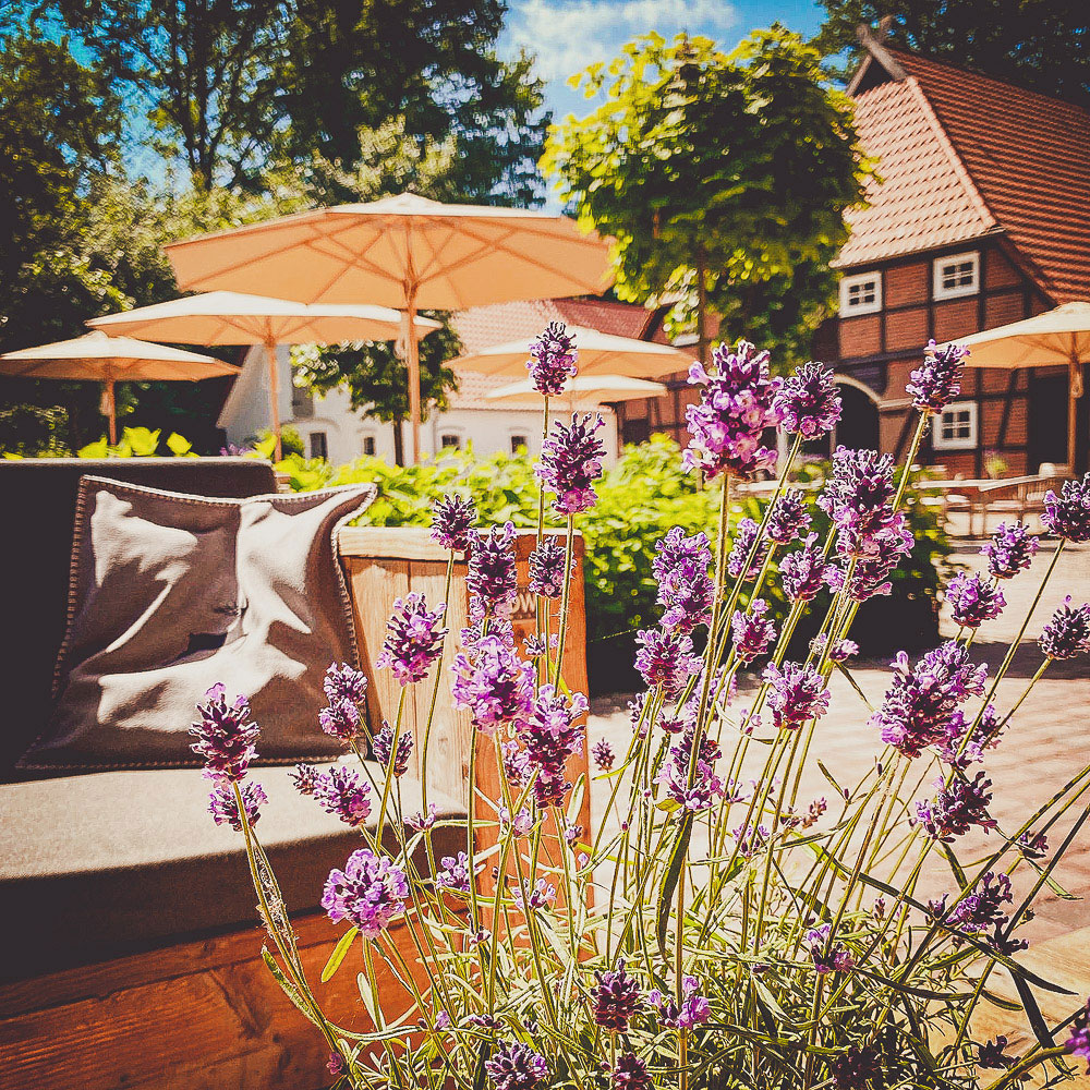 Seminarraum: Sitzecke unter dem Vordach der Fachwerkscheune - EGGERSHOF