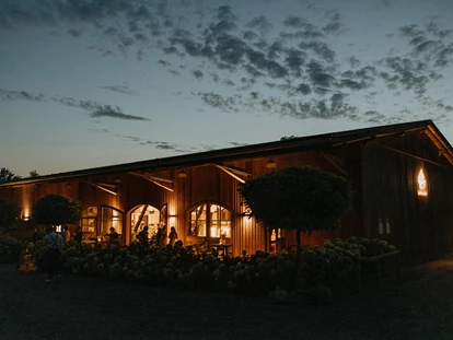 Tagungshotels - Lüneburger Heide - Die Fachwerkscheune in der Abendstimmung - EGGERSHOF