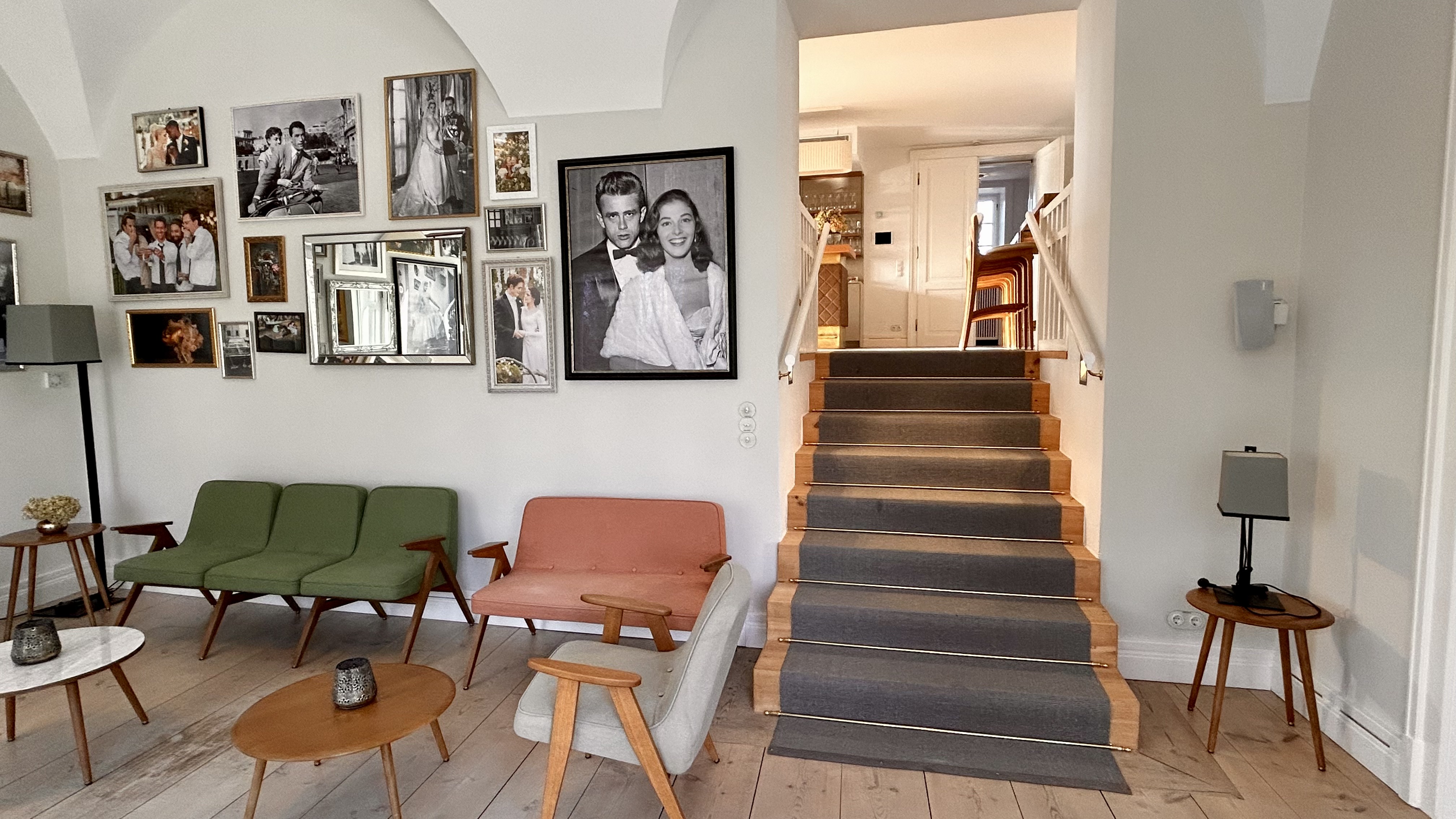 Seminarraum: Lounge & Aufgang zur Bar - Schloss Vasoldsberg