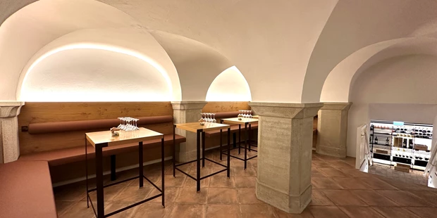 Tagungshotels - Beamer und Leinwand - Verkostungsraum & Weinkeller - Schloss Vasoldsberg